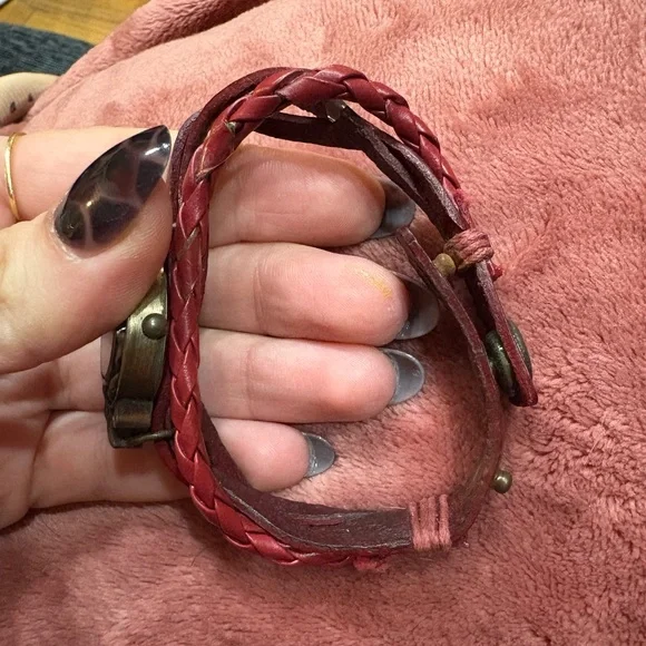 Vintage Red Braided Leather Women's Bracelet Watch needs battery - Picture 2 of 3